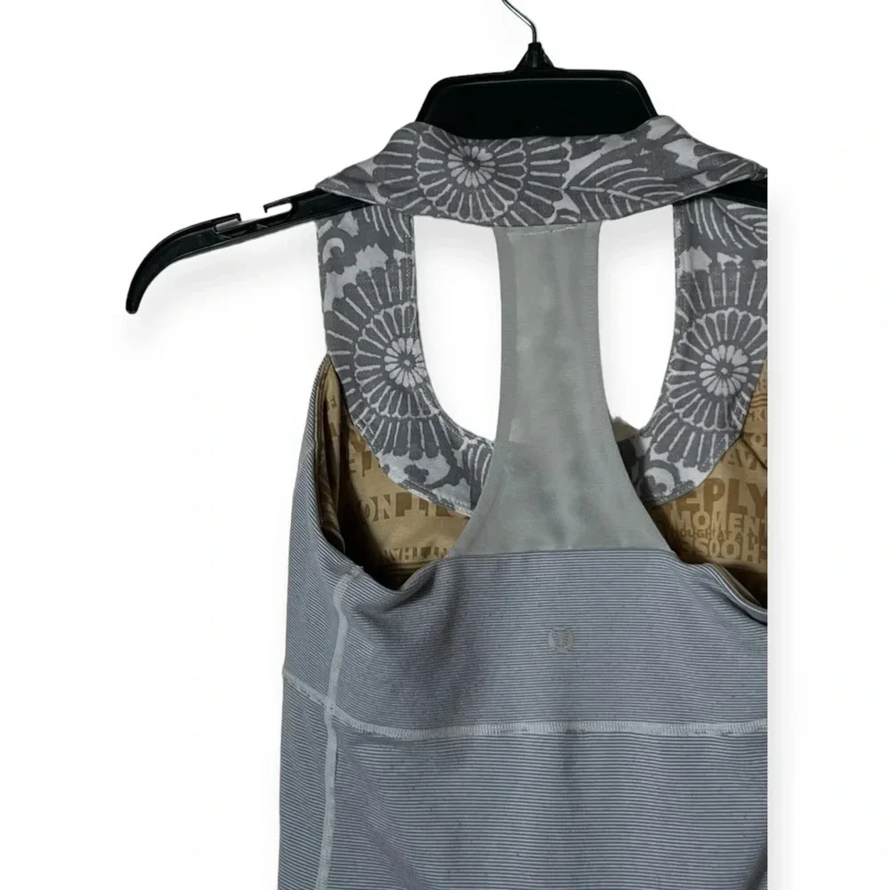 1828. LULULEMON GRAY AND WHITE WEE STRIPE BEACHY FLORAL PRINT SIZE 6 ALTHLETIC‎